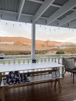 Outdoor dining - Escape to Hunter Valley at Thallan Cottage. Pet-Friendly Outdoor Baths & Firepit (Millfield)