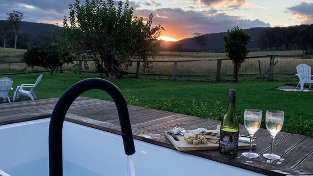 Property grounds - Escape to Hunter Valley at Thallan Cottage. Pet-Friendly Outdoor Baths & Firepit (Millfield)