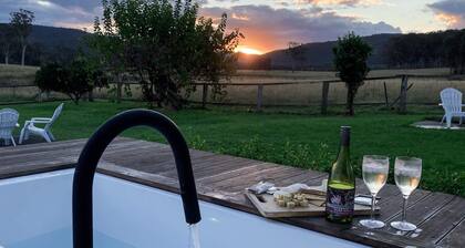 Escape to Hunter Valley at Thallan Cottage. Pet-Friendly Outdoor Baths & Firepit