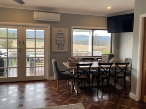 Dining - Escape to Hunter Valley at Thallan Cottage. Pet-Friendly Outdoor Baths & Firepit (Millfield)