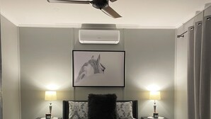 Room - Escape to Hunter Valley at Thallan Cottage. Pet-Friendly Outdoor Baths & Firepit (Millfield)