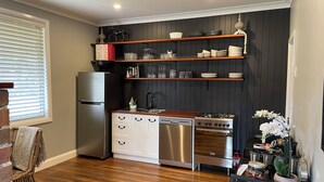 Private kitchen - Escape to Hunter Valley at Thallan Cottage. Pet-Friendly Outdoor Baths & Firepit (Millfield)