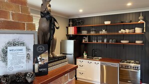 Interior - Escape to Hunter Valley at Thallan Cottage. Pet-Friendly Outdoor Baths & Firepit (Millfield)