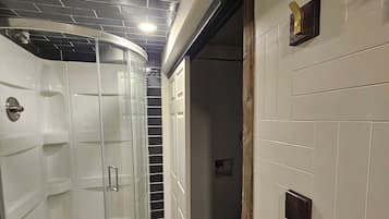 Douche, serviettes fournies, papier toilette