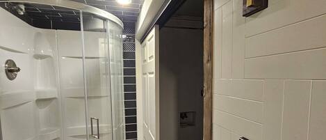 Dusche, HandtĂŒcher, Toilettenpapier