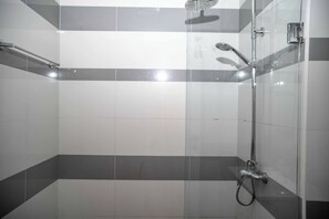 Ducha con cabezal de ducha de mano y grifo empotrado.