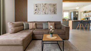 Hus (Holiday Home Milevoj - Three Bedroom ) | Stue | 32-tommers fladskærms-tv med satellitkanaler