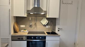Frigorifero, microonde, forno, piano cottura