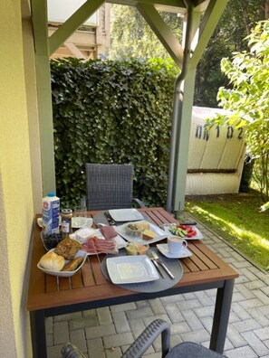 Outdoor dining - Apartment 'Residenz Lindengarten - Wohnung 21' with Wi-Fi (Kühlungsborn)