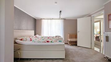 3 bedrooms, iron/ironing board, free WiFi, bed sheets