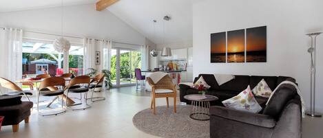 Televisión, chimenea y estéreo