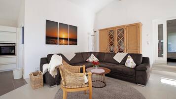 TV, fireplace, stereo