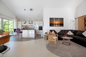 テレビ、暖炉、ステレオ