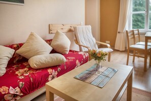 TV, ping pong - Apartment 'Ferienwohnung 8' with Shared Terrace and Shared Garden (Krakow am See)
