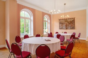 Dining - Apartment 'Ferienwohnung 8' with Shared Terrace and Shared Garden (Krakow am See)