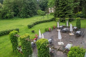 Outdoor dining - Apartment 'Ferienwohnung 8' with Shared Terrace and Shared Garden (Krakow am See)