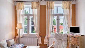 Fernseher, Tischtennisplatte