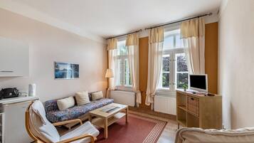 Fernseher, Tischtennisplatte