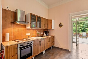 Køleskab, ovn, kogeplade, kaffe-/temaskine