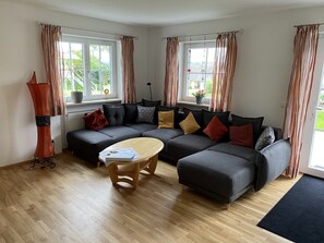 TV, mesa de pingue-pongue, aparelho de som