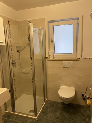 Chuveiro, secador de cabelo, toalhas de banho 