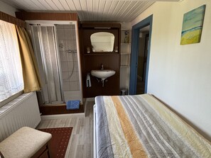 Chuveiro, toalhas de banho