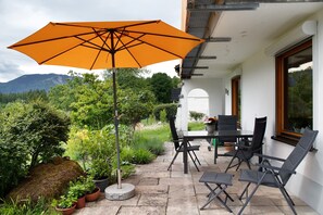Outdoor dining - Apartment 'Ferienwohnung Am Moos In Moosrain' with Mountain View, Private Terrace and Wi-Fi (Murnau am Staffelsee)