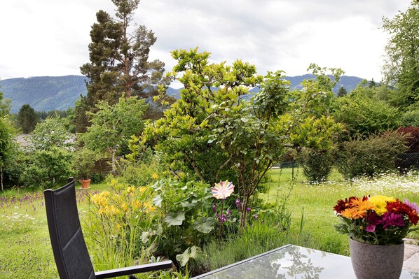 Property grounds - Apartment 'Ferienwohnung Am Moos In Moosrain' with Mountain View, Private Terrace and Wi-Fi (Murnau am Staffelsee)