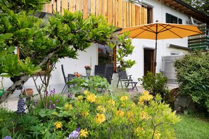 Outdoor dining - Apartment 'Ferienwohnung Am Moos In Moosrain' with Mountain View, Private Terrace and Wi-Fi (Murnau am Staffelsee)