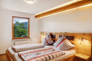 1 bedroom, free WiFi, bed sheets - Apartment 'Ferienwohnung Am Moos In Moosrain' with Mountain View, Private Terrace and Wi-Fi (Murnau am Staffelsee)