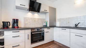 Een koelkast, een magnetron, een oven, een kookplaat