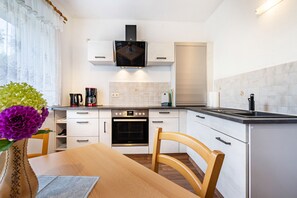 Frigorífico, microondas, horno y placa de cocina