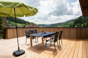 Outdoor dining - Apartment 'Birgit' with Mountain View, Private Terrace and Wi-Fi (Schonach im Schwarzwald)