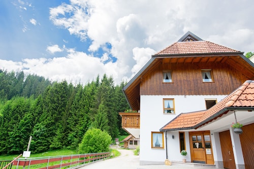 Apartment „Birgit“ mit Bergblick, privater Terrasse und WLAN