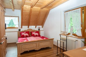 2 makuuhuonetta, silitysrauta/-lauta, ilmainen Wi-Fi, vuodevaatteet