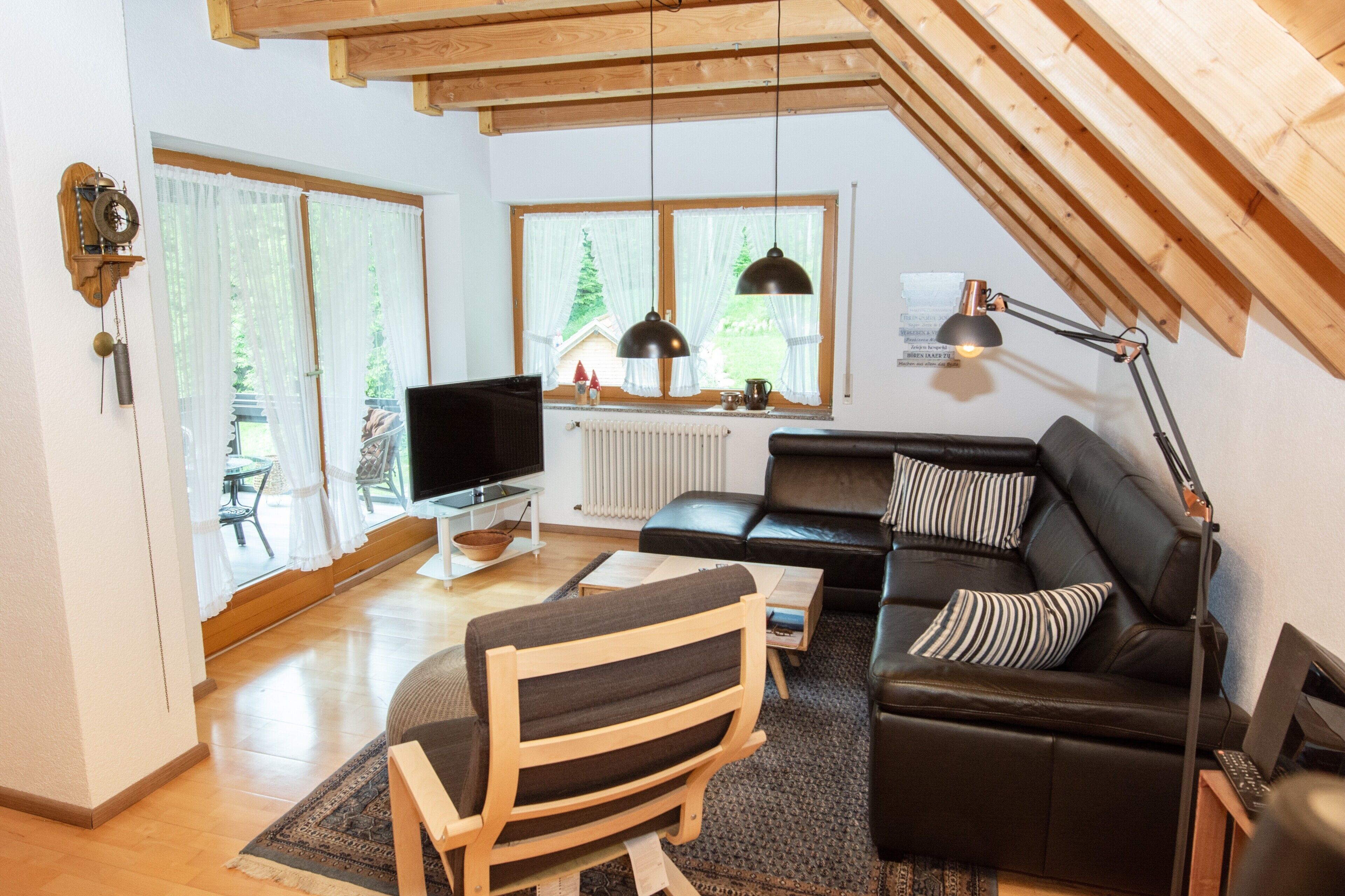 Televisio, pöytätennispöytä, stereot