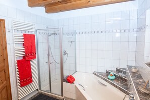 Suihku, ilmaiset hygieniatuotteet, hiustenkuivaaja, pyyhkeet