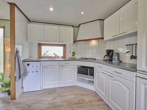 Fridge, microwave, oven, stovetop - Pet-friendly house on the Veluwe (Garderen)