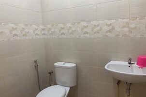 Deluxe Double Room | Bathroom | Towels, soap