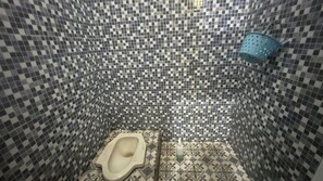 Habitación individual económica | Baño | Ducha y toallas