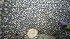 Habitación individual económica | Baño | Ducha y toallas