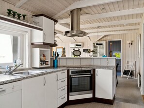 Kjøleskap, oppvaskmaskin og kjøkkenutstyr