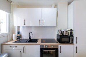 Réfrigérateur, micro-ondes, four, cafetière/bouilloire