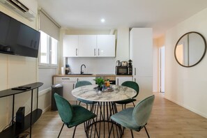 Kühlschrank, Mikrowelle, Ofen, Wasserkocher mit Kaffee-/Teezubehör