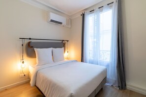 2 chambres, fer et planche à repasser, lit de bébé portatif