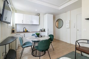 Fridge, microwave, oven, coffee/tea maker - B2.Two Bedrooms#Champs Elysées#Arc de Triomphe#AC (Paris)