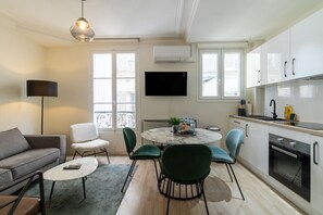 Réfrigérateur, four, cafetière/bouilloire, grille-pain