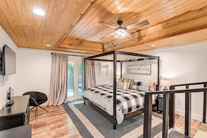 3 bedrooms, desk, iron/ironing board, WiFi - Peaceful Mt Juliet Cabin w/ Patio & Fire Pit (Mt. Juliet)