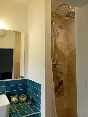 Douche, sèche-cheveux, serviettes fournies, savon