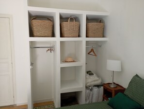 3 Schlafzimmer, Schreibtisch, Bettwäsche